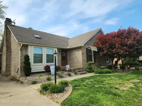 5806 Mount Everest Dr, Louisville, KY 40216