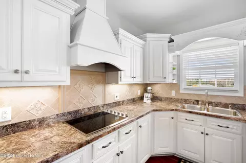 Kitchen - 1405 Stringer Ln, Mount Washington, KY 40047 photo 3 of 8