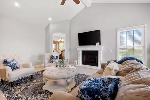 Living - 1405 Stringer Ln, Mount Washington, KY 40047 photo 4 of 6