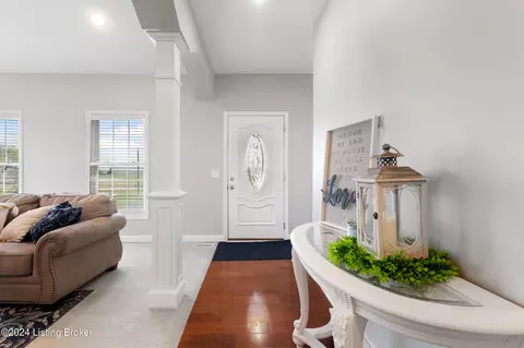 Living - 1405 Stringer Ln, Mount Washington, KY 40047 photo 1 of 6