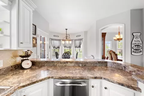 Kitchen - 1405 Stringer Ln, Mount Washington, KY 40047 photo 5 of 8