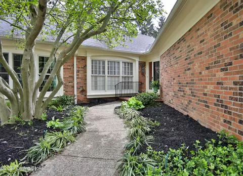5902 Creighton Hill Rd, Louisville, KY 40207