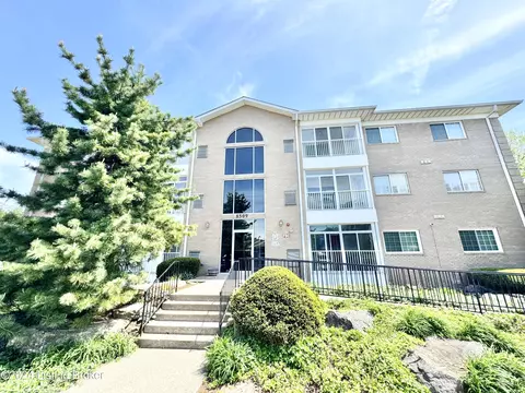 8509 Atrium Dr #002, Louisville, KY 40220