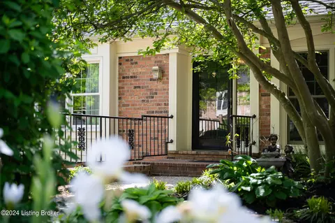5904 Creighton Hill Rd, Louisville, KY 40207