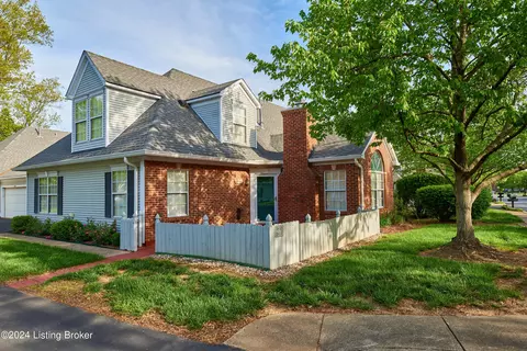 3840 Greenhurst Dr, Louisville, KY 40299