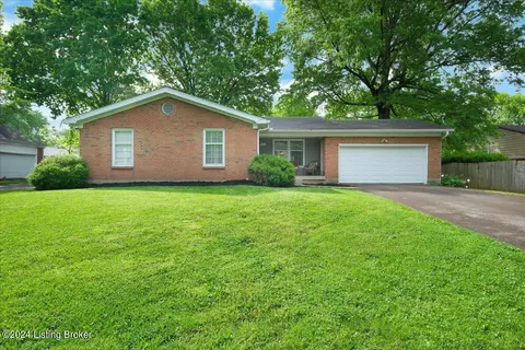 1005 King Arthur Ln, Louisville, KY 40222