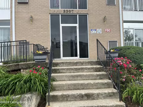 8507 Atrium Dr #304, Louisville, KY 40220