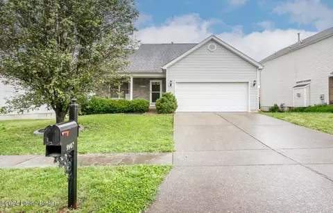 9902 River Trail Dr, Louisville, KY 40229