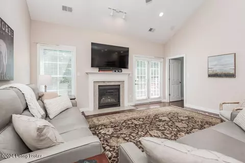 917 S English Station Rd, Louisville, KY 40245