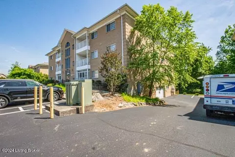 8505 Atrium Dr #104, Louisville, KY 40220