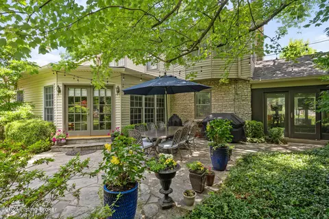 420 Country Ln, Louisville, KY 40207 photo 2
