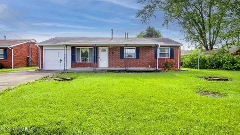 8801 Rosshire Dr, Louisville, KY 40118
