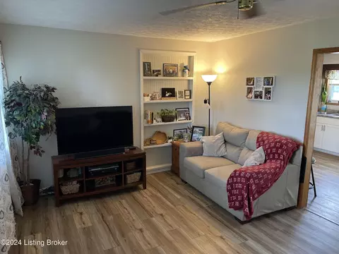 Living - 2273 Giltner Rd, Smithfield, KY 40068 photo 2 of 3