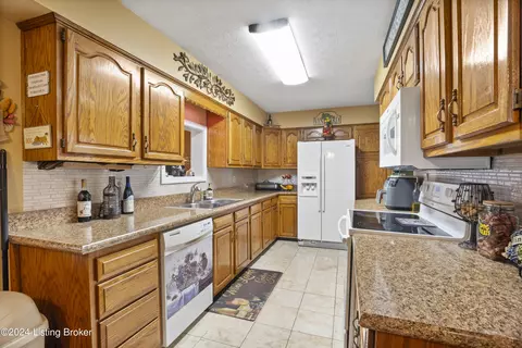 Kitchen - 148 Smith Rd, Brooks, KY 40109 photo 3 of 4