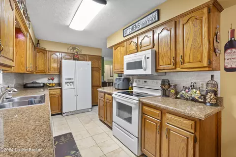 Kitchen - 148 Smith Rd, Brooks, KY 40109 photo 2 of 4