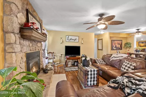 Living - 148 Smith Rd, Brooks, KY 40109 photo 2 of 8