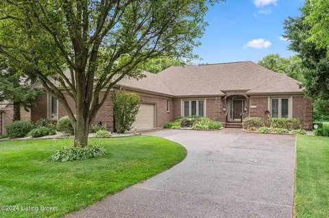 10306 Carriage House Ct, Louisville, KY 40223