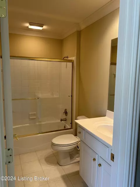 Bath - 12733 Crestmoor Cir, Prospect, KY 40059 photo 4 of 7