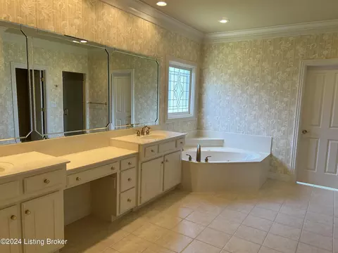 Bath - 12733 Crestmoor Cir, Prospect, KY 40059 photo 2 of 7
