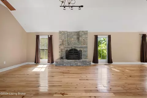 Living - 4812 Lagrange Rd, Smithfield, KY 40068 photo 5 of 6