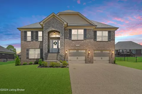 558 W Woodlake Cir, Mount Washington, KY 40047