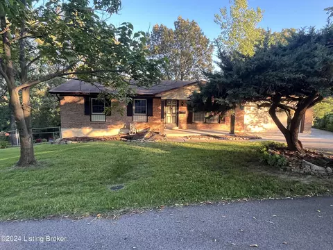 296 Oak Ridge Dr, Radcliff, KY 40160