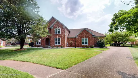8404 St George Ln, Louisville, KY 40220