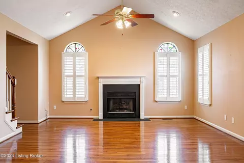 8307 Eagle Creek Dr, Lyndon, KY 40242