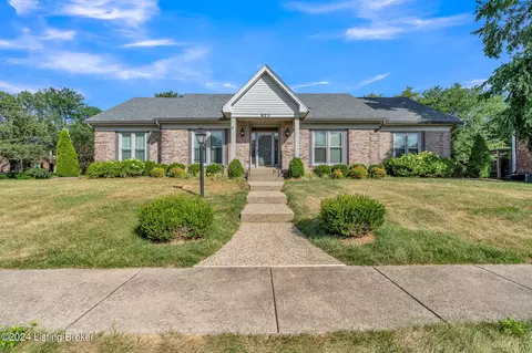 823 Foxfire Dr, Louisville, KY 40223