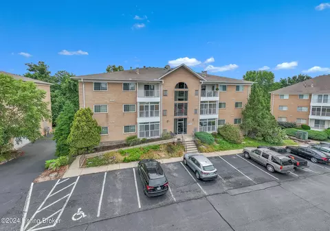 8507 Atrium Dr #301, Louisville, KY 40220