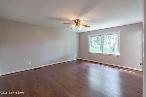 Living - 1405 Bates Ln, Smithfield, KY 40068 photo 6 of 6