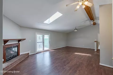 Living - 1405 Bates Ln, Smithfield, KY 40068 photo 2 of 6