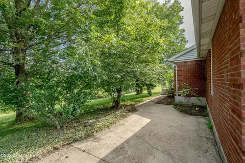 Exterior - 1405 Bates Ln, Smithfield, KY 40068 photo 4 of 7