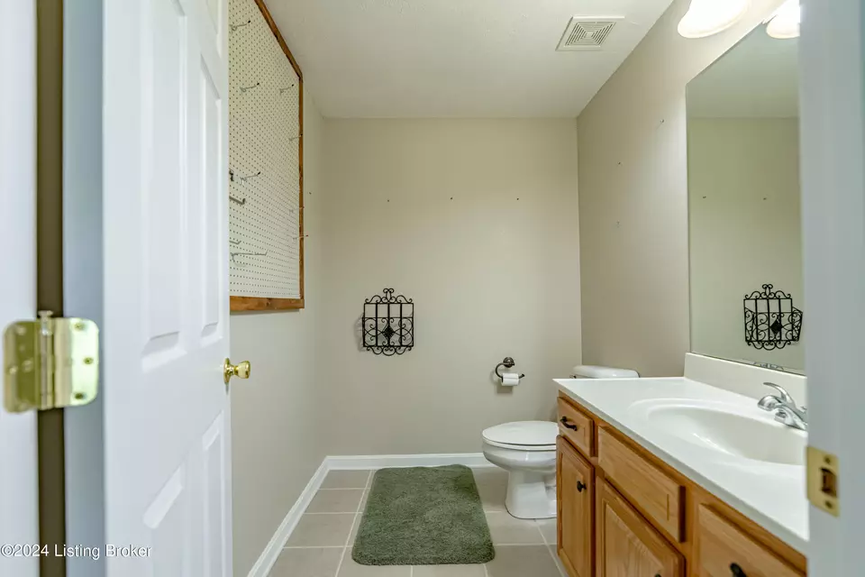 Bath - 6906 Janes Farm Dr, Louisville, KY 40228 photo 6 of 7