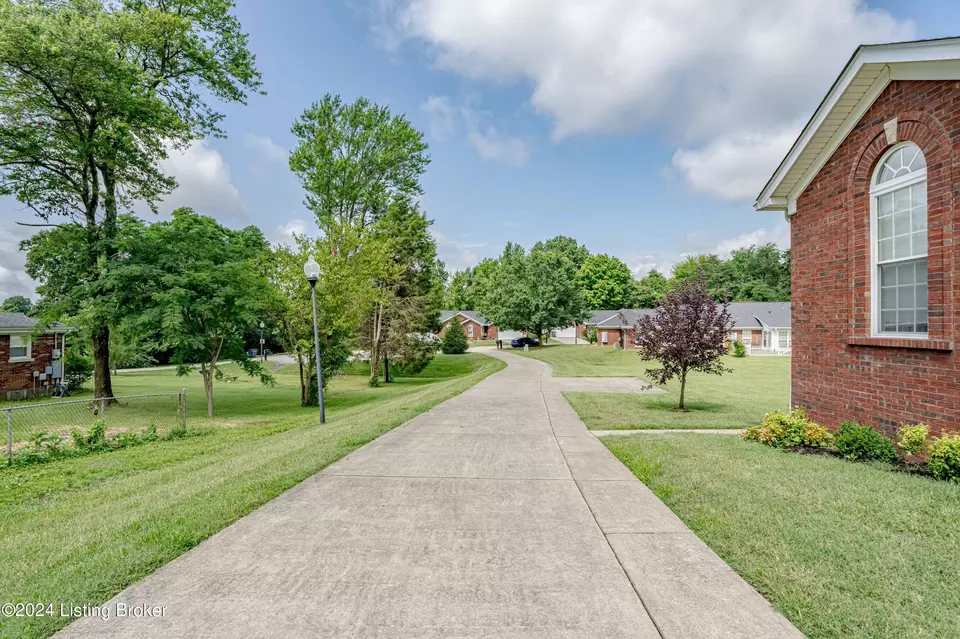 Exterior - 6906 Janes Farm Dr, Louisville, KY 40228 photo 4 of 8