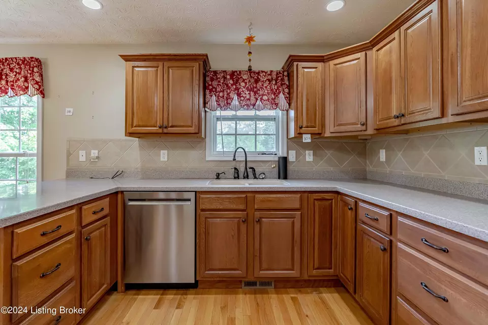 Kitchen - 6906 Janes Farm Dr, Louisville, KY 40228 photo 4 of 5