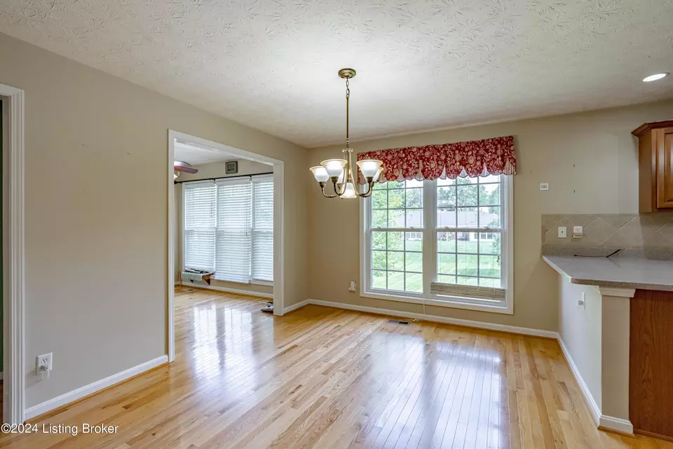 Dining - 6906 Janes Farm Dr, Louisville, KY 40228 photo 4 of 5