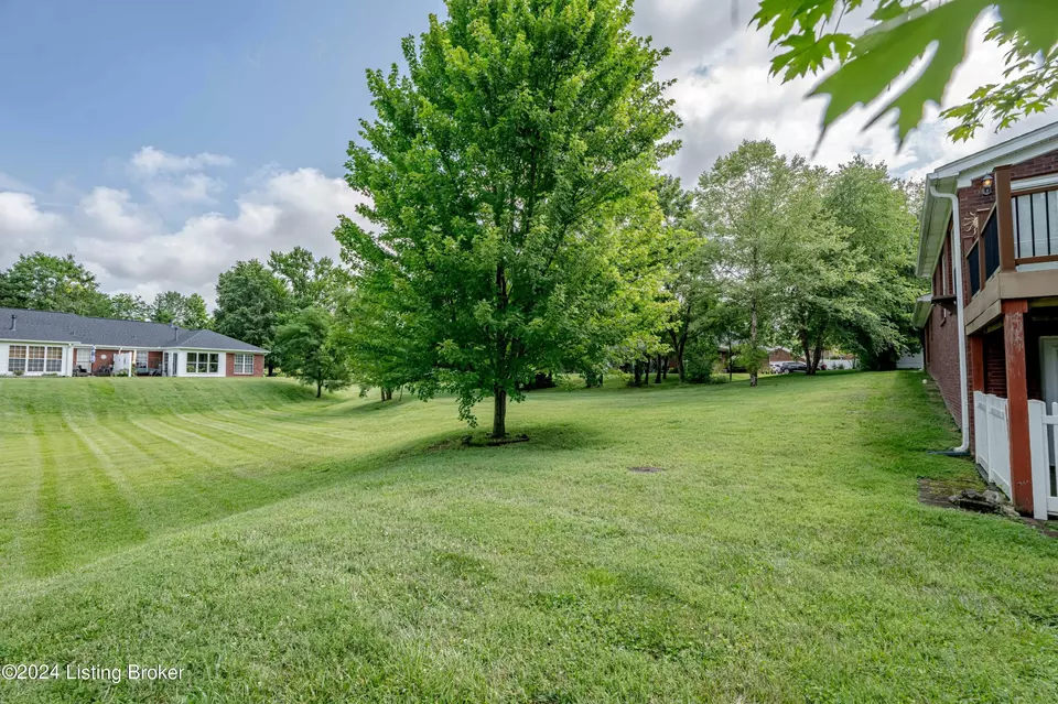 Exterior - 6906 Janes Farm Dr, Louisville, KY 40228 photo 6 of 8