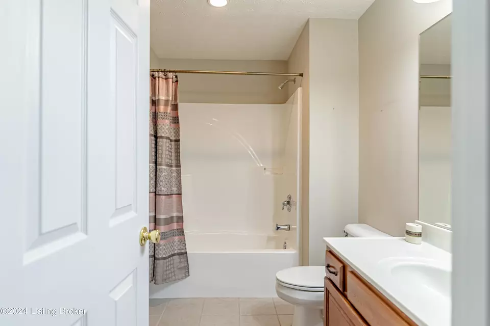 Bath - 6906 Janes Farm Dr, Louisville, KY 40228 photo 4 of 7