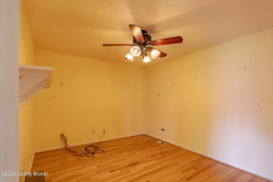 Bedroom - 6906 Janes Farm Dr, Louisville, KY 40228 photo 3 of 4