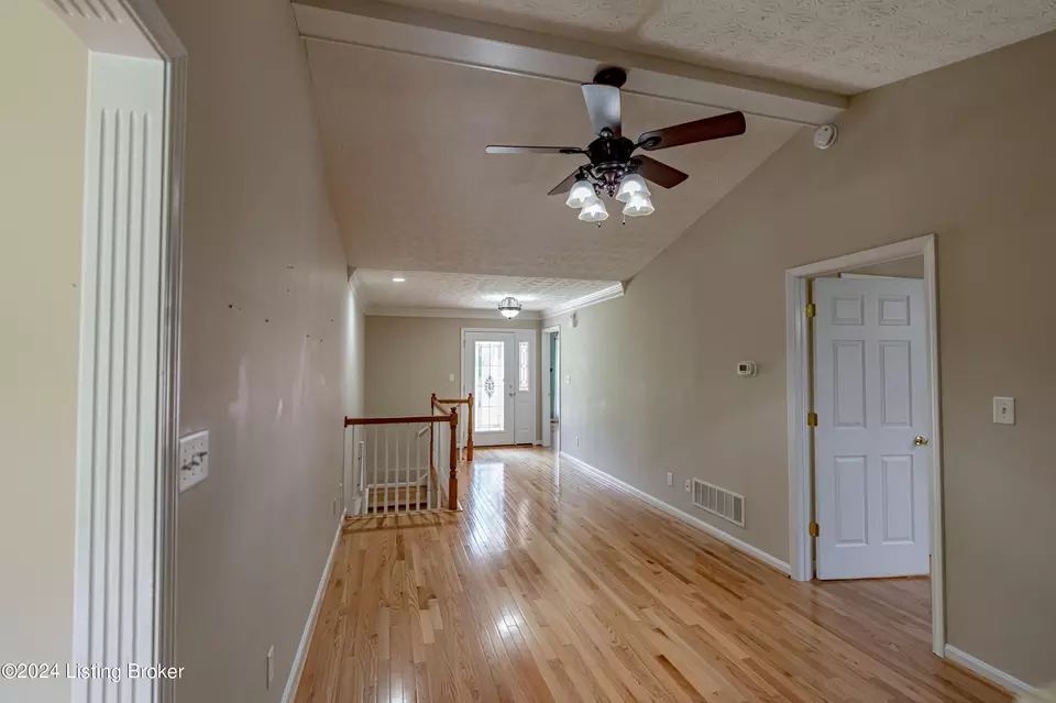 Entry Way - 6906 Janes Farm Dr, Louisville, KY 40228 photo 2 of 4
