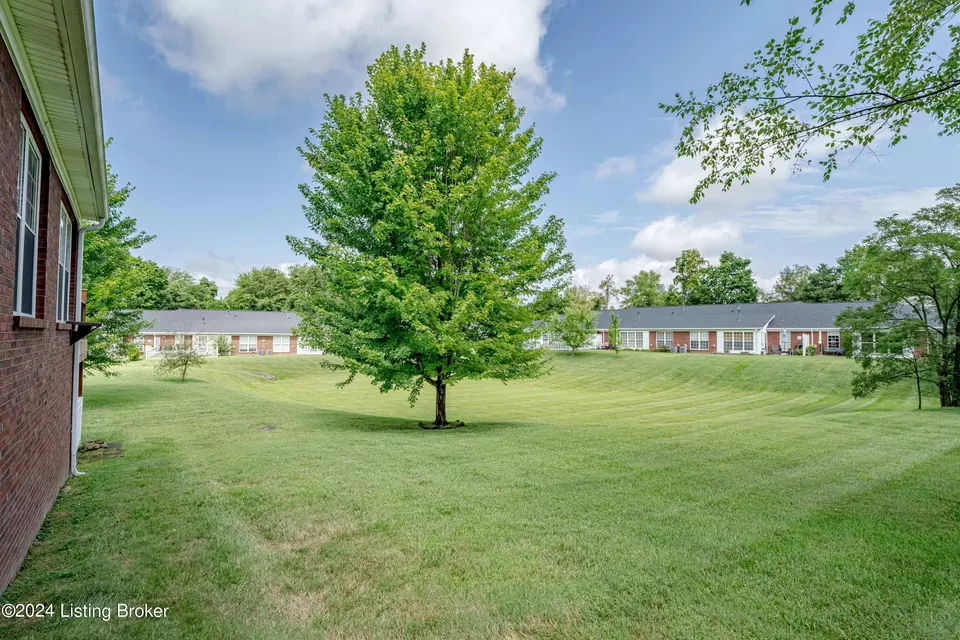 Exterior - 6906 Janes Farm Dr, Louisville, KY 40228 photo 7 of 8