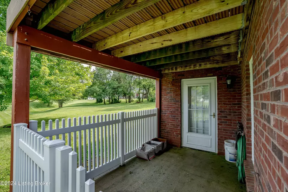Exterior - 6906 Janes Farm Dr, Louisville, KY 40228 photo 5 of 8