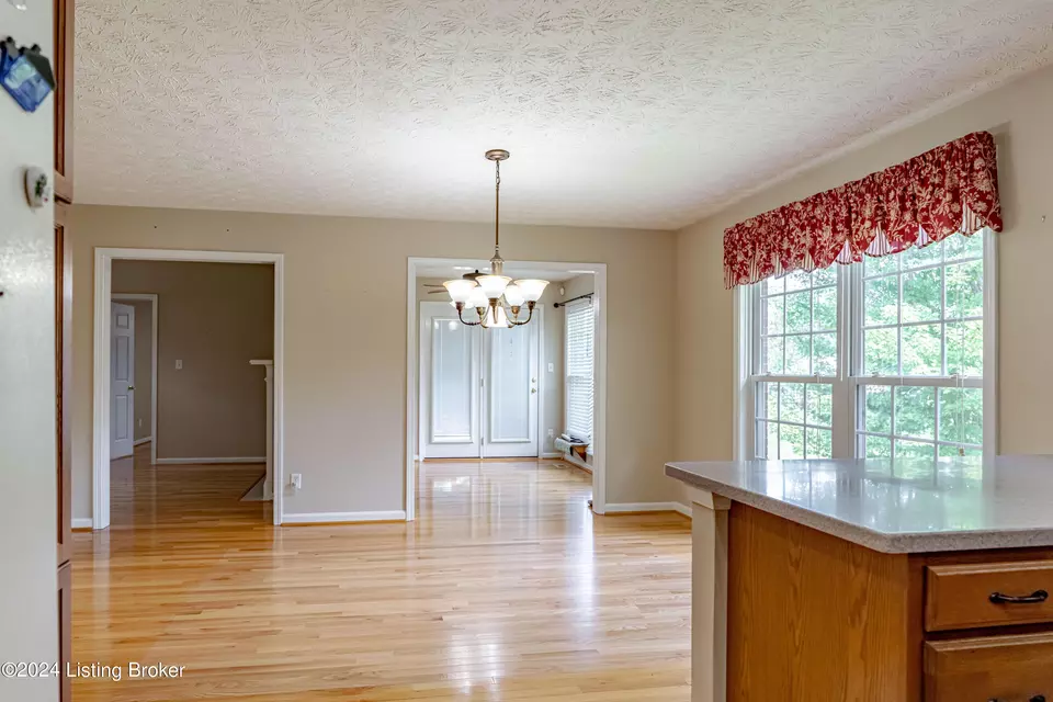 Dining - 6906 Janes Farm Dr, Louisville, KY 40228 photo 2 of 5
