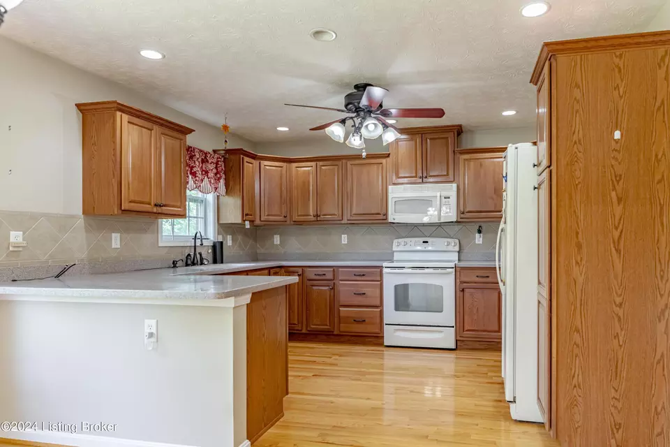 Kitchen - 6906 Janes Farm Dr, Louisville, KY 40228 photo 1 of 5