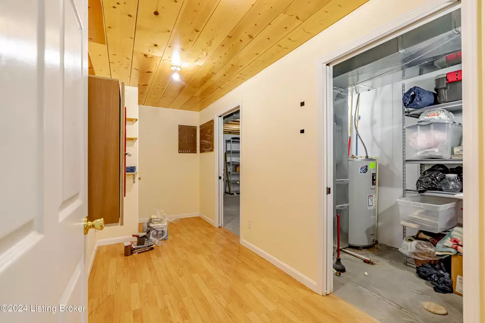Entry Way - 6906 Janes Farm Dr, Louisville, KY 40228 photo 4 of 4