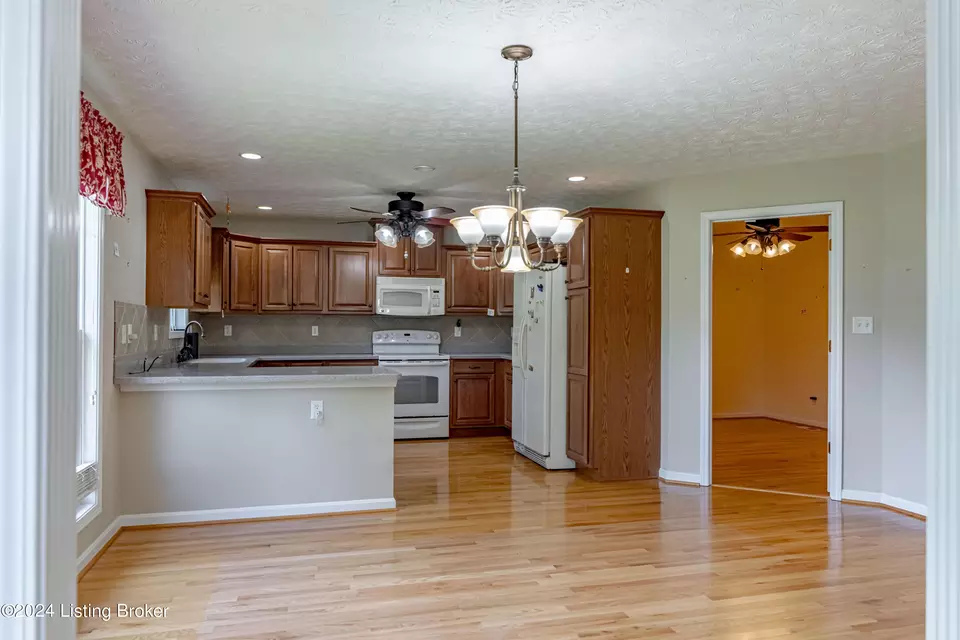 Dining - 6906 Janes Farm Dr, Louisville, KY 40228 photo 5 of 5