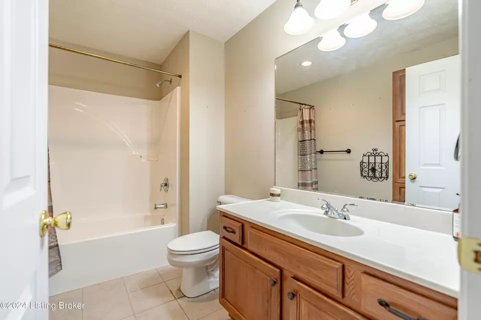 Bath - 6906 Janes Farm Dr, Louisville, KY 40228 photo 5 of 7