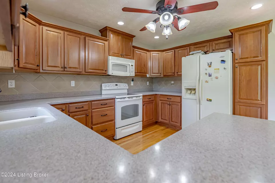 Kitchen - 6906 Janes Farm Dr, Louisville, KY 40228 photo 3 of 5