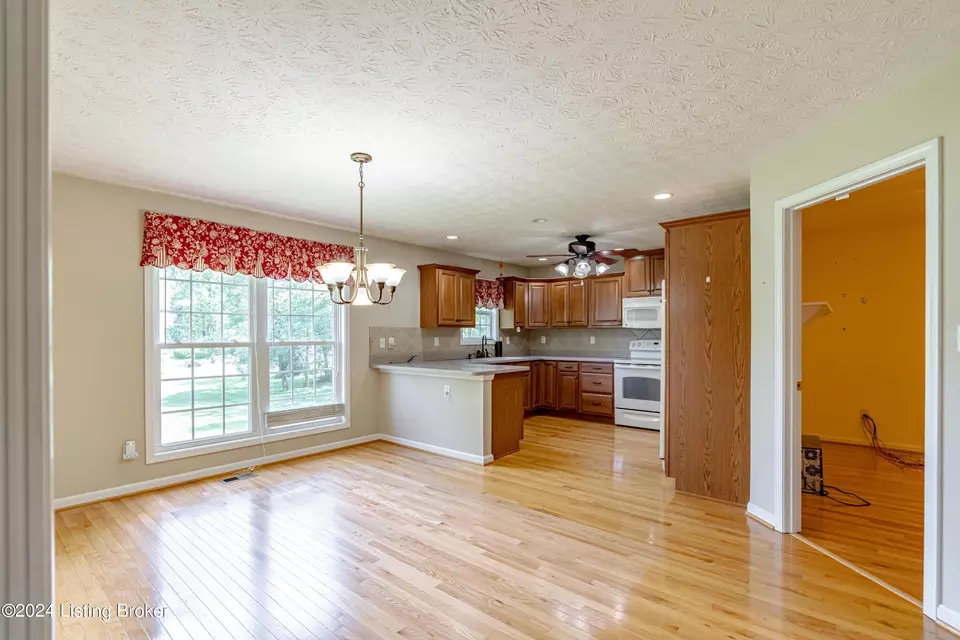 Dining - 6906 Janes Farm Dr, Louisville, KY 40228 photo 1 of 5